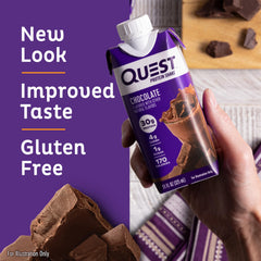 Persona sosteniendo Quest chocolate listo para tomar, ideal para llevar y consumir