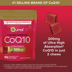 Qunol chicle en mano para mostrar tamaño y facilidad de uso