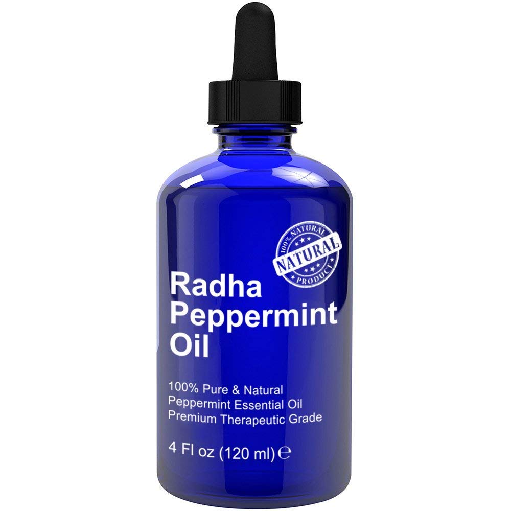 Radha Beauty gota de aceite de menta sobre piel, muestra pureza y textura