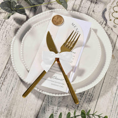 Mesa de fiesta con detalles Rainbow Pana, acabado elegante en recuerdos y dulces