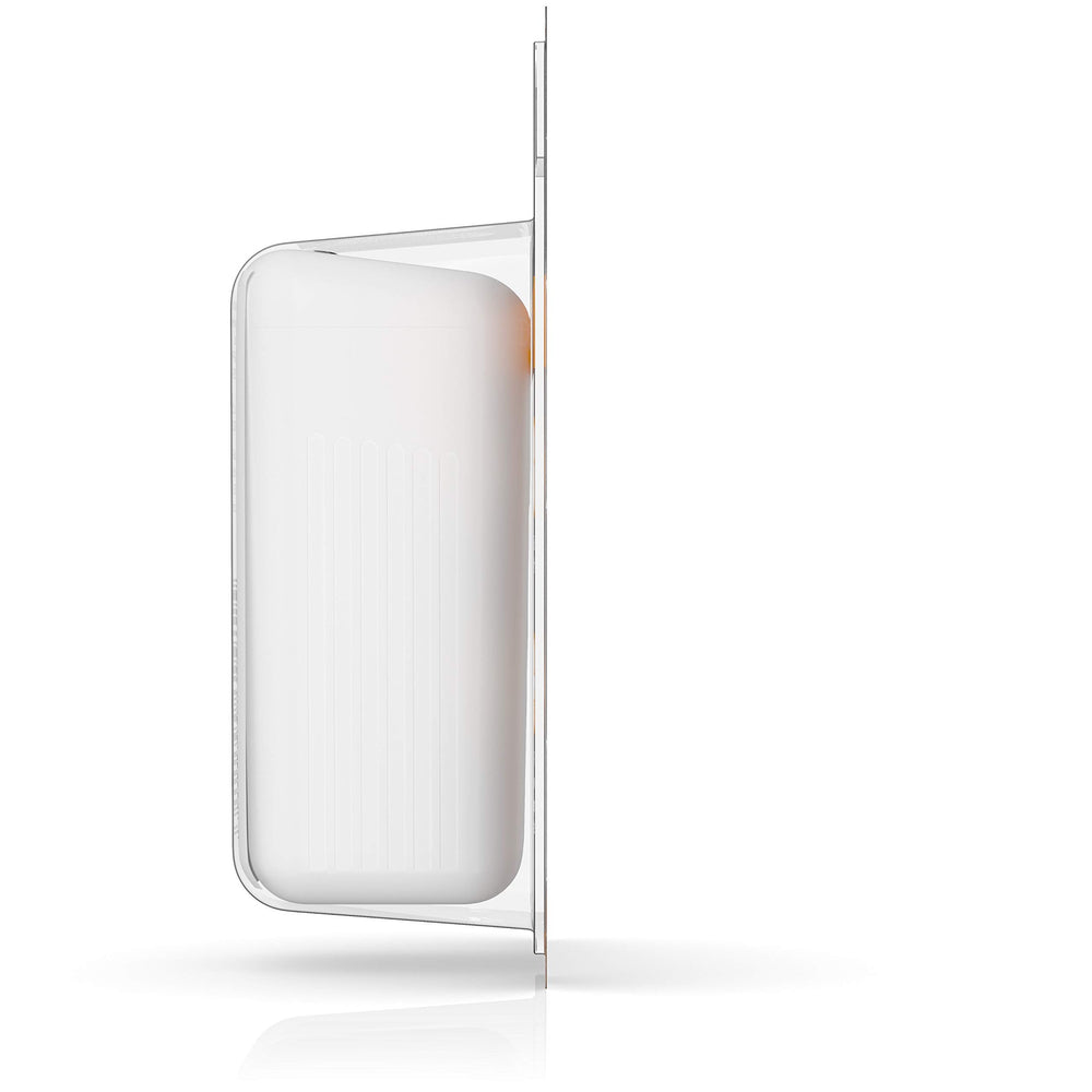 Reach cinta dental en uso entre dientes, muestra limpieza suave y controlada