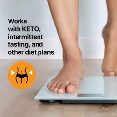Real Ketones cápsula en mano para mostrar tamaño y dosificación cómoda