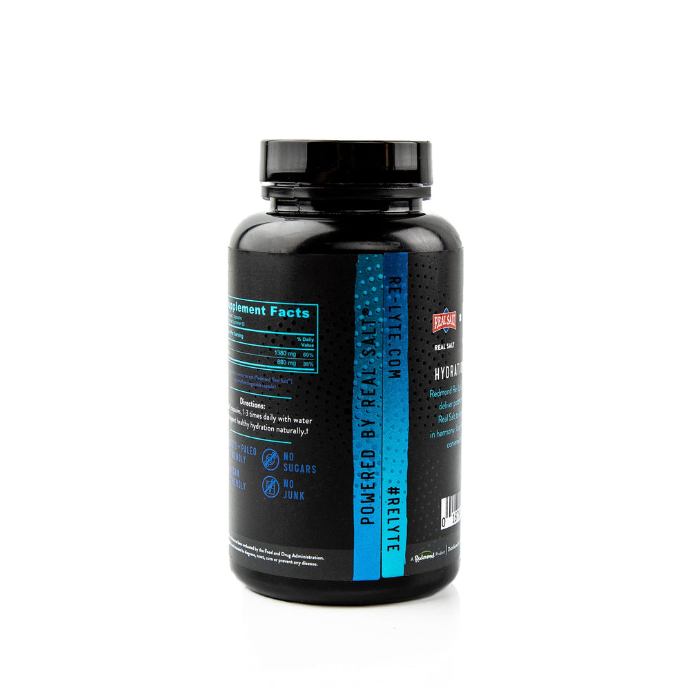 Escena lifestyle con botella de agua y bote REDMOND Re-Lyte en gimnasio — apoyo de hidratación en movimiento