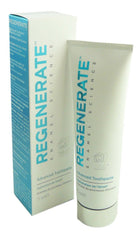 Comparación de tamaño del tubo Regenerate Enamel Science de 75 ml junto a objetos de viaje, práctico para llevar
