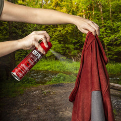 Repel spray sobre camisa y pantalón, protege ropa sin dañarla