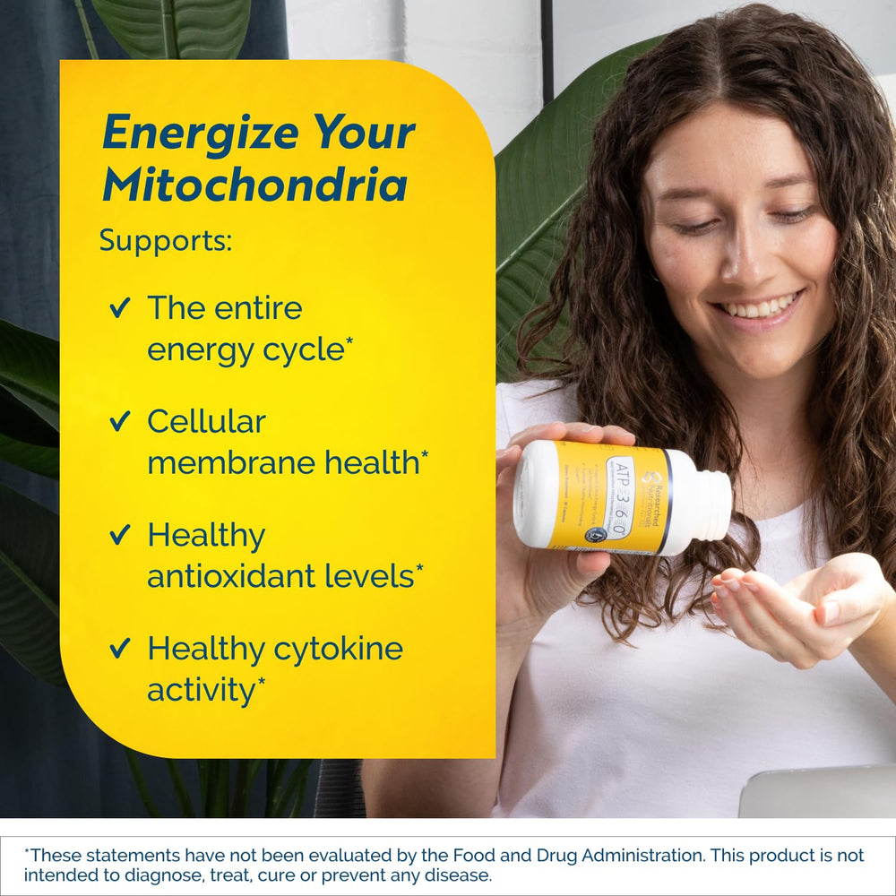 Researched Nutritionals ATP 360 cápsulas en mano para visualizar dosis práctica