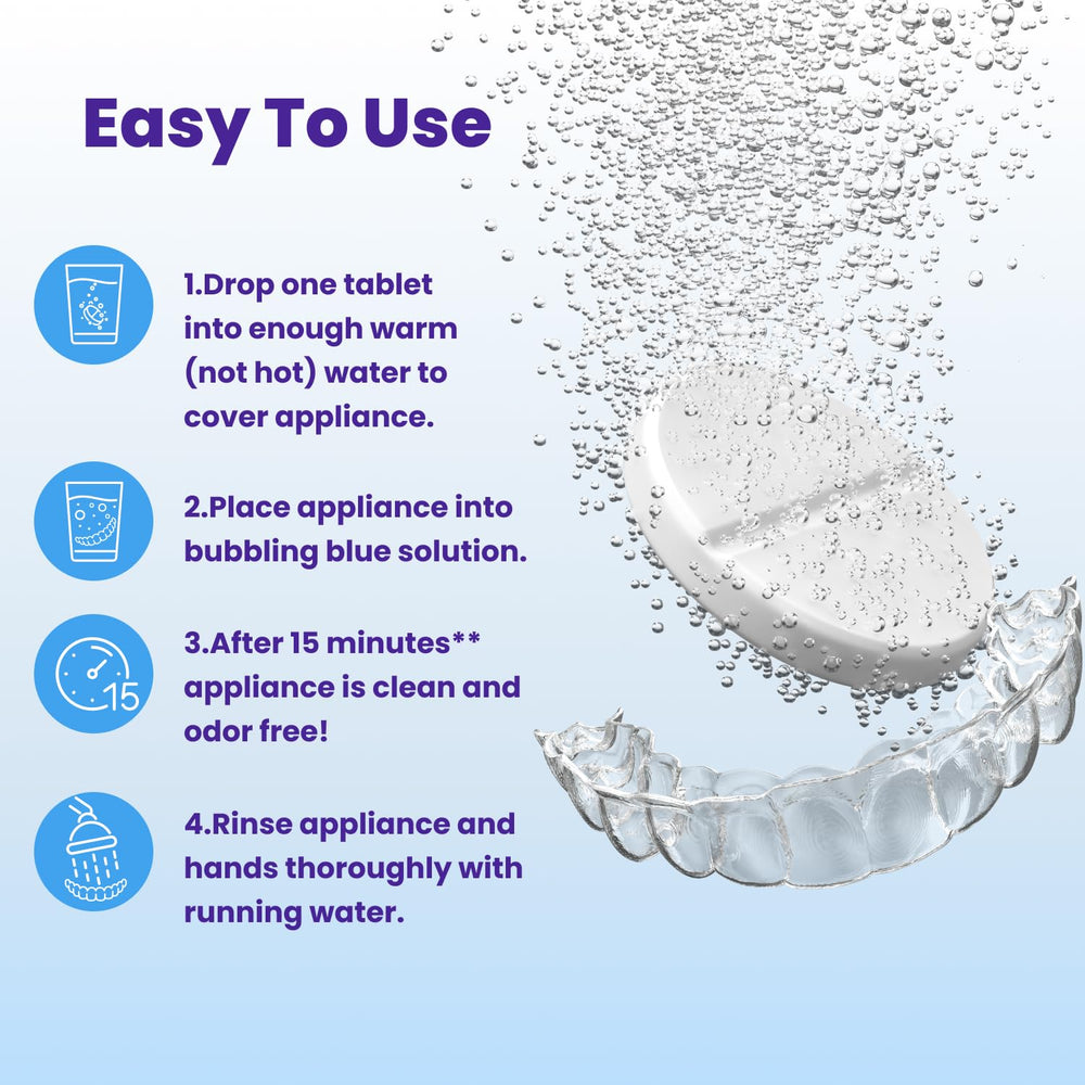 Retenedor transparente en vaso con solución Retainer Brite, limpieza efectiva