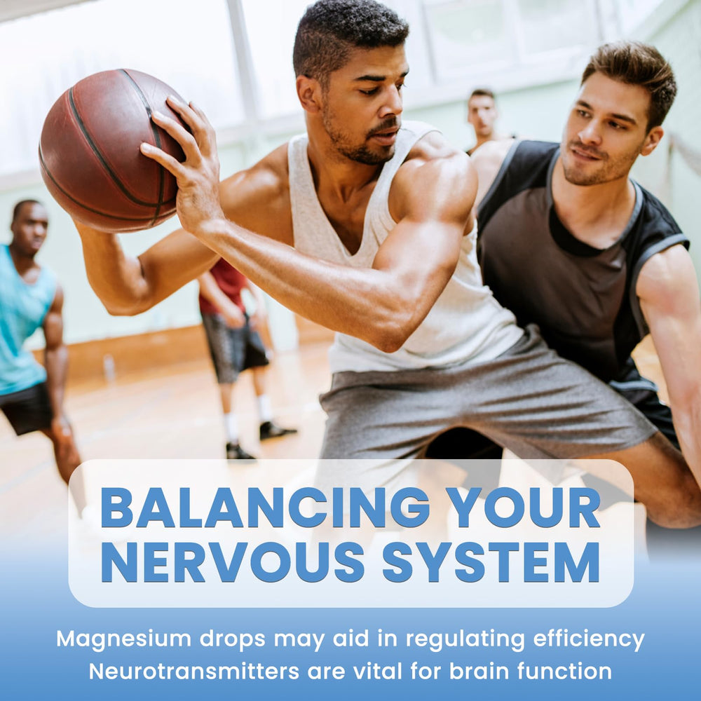 ReviNutra botella en mano para comparar tamaño y llevarla consigo
