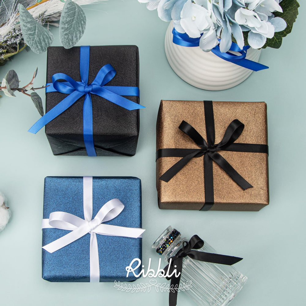Ribbli cinta formando lazo en regalo, aporta acabado profesional