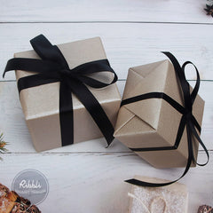 Ribbli cinta usada en un lazo de regalo que mejora presentación