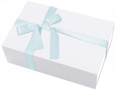 Rinrda vista frontal de la caja blanca con tapa magnética, presentación profesional