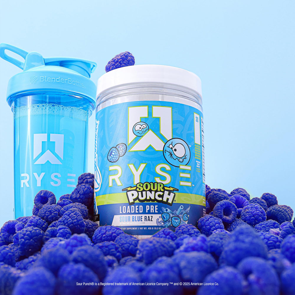 RYSE Up Supplements envase junto a mano para apreciar tamaño y porciones