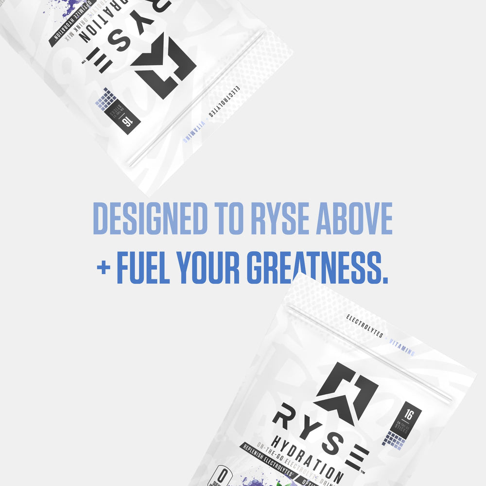 RYSE Up Supplements comparación de tamaño de sobre junto a una mano para referencia de porción portátil