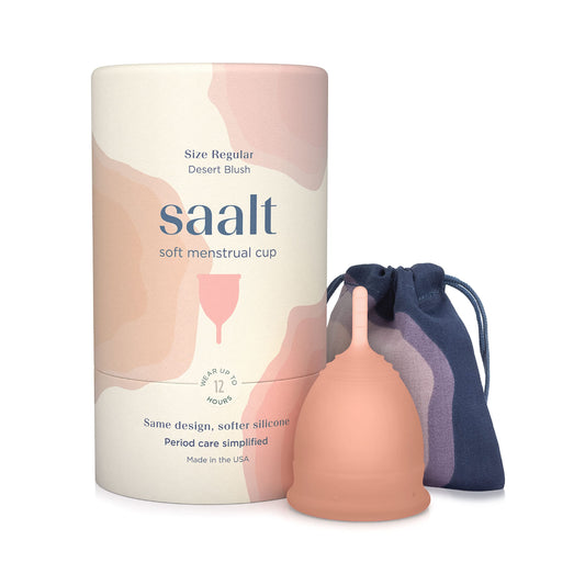 Saalt Soft copa menstrual Regular en empaque, ideal para viaje y almacenamiento discreto.