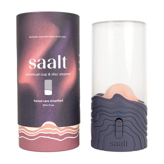 Saalt Steamer esterilizando copa menstrual con vapor rápido.