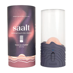 Saalt Steamer esterilizando copa menstrual con vapor rápido.