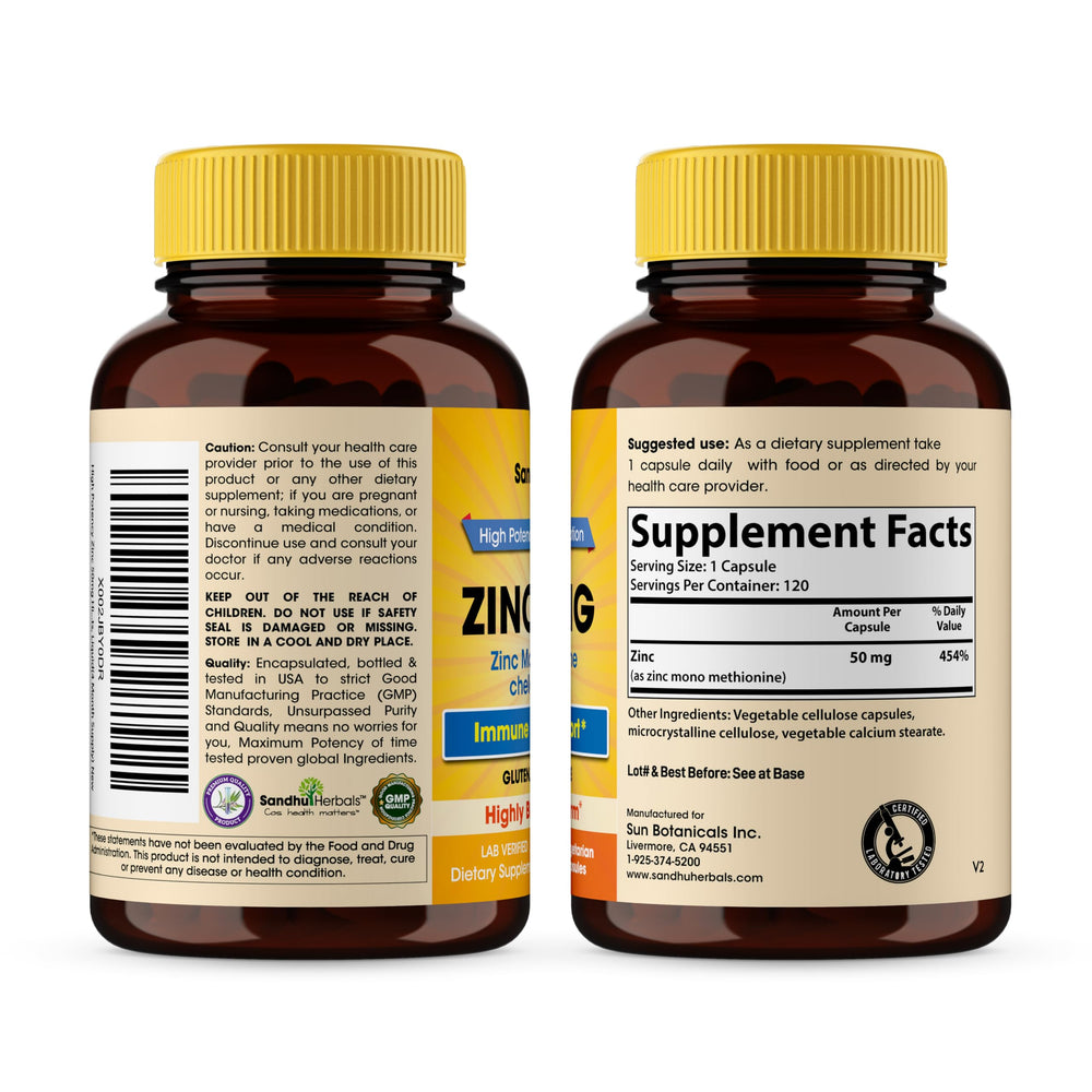 Persona tomando SANDHUHERBALS zinc 50mg con agua mostrando conveniencia diaria