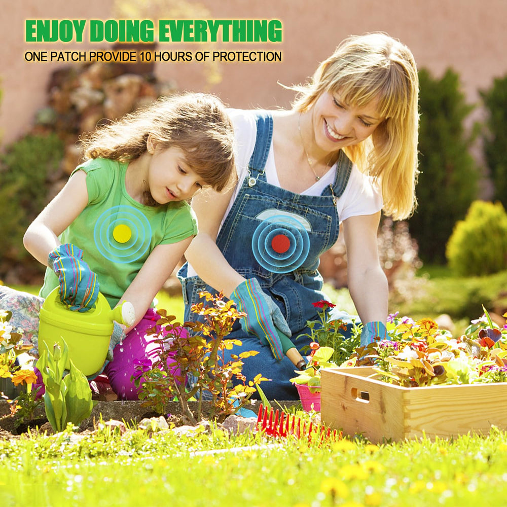 Scentpellent parche adherido a mochila durante excursión, sujeción resistente
