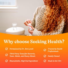 Seeking Health cápsula junto a una regla para comparar tamaño y portabilidad