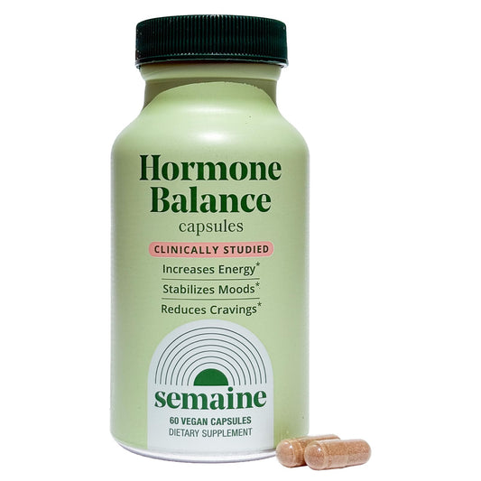 Semaine Hormone Balance frente a la caja de cápsulas, posible equilibrio hormonal