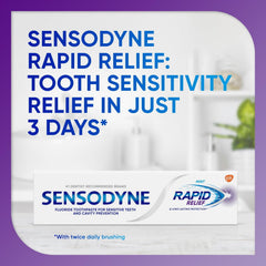 Sensodyne persona cepillando para demostrar uso diario y comodidad
