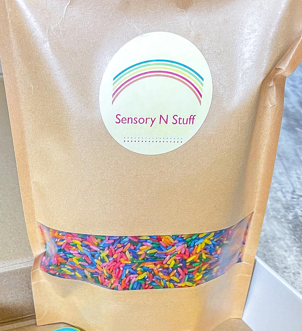 Sensory-N-Stuff escenario infantil con niños supervisados jugando, promueve creatividad
