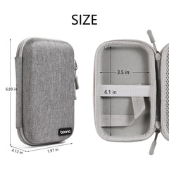 Seqoiyia estuche junto a una mano para comparar tamaño y portabilidad