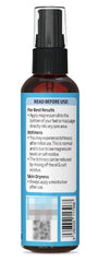 Seven Minerals persona usando spray de viaje, conveniencia en desplazamientos