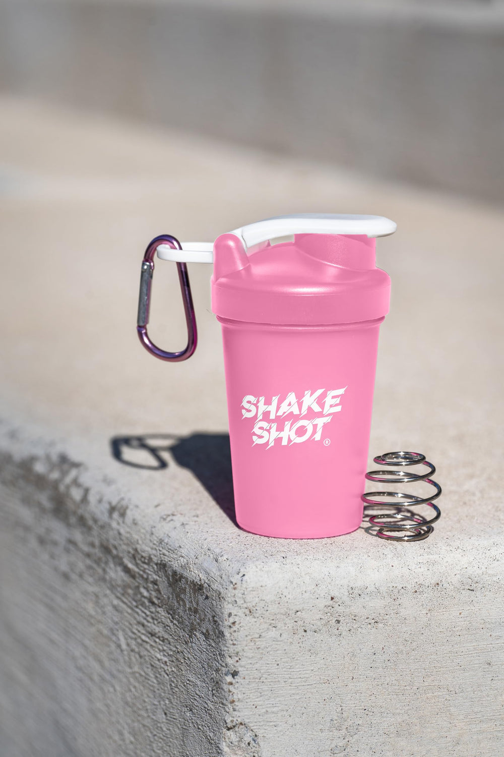 Shake Shot comparada con una llave para mostrar tamaño 4oz y beneficio de portabilidad