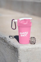 Shake Shot comparada con una llave para mostrar tamaño 4oz y beneficio de portabilidad