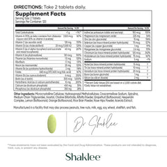 Shaklee Vita-Lea Men tabletas en mano para comparar dosis y tamaño