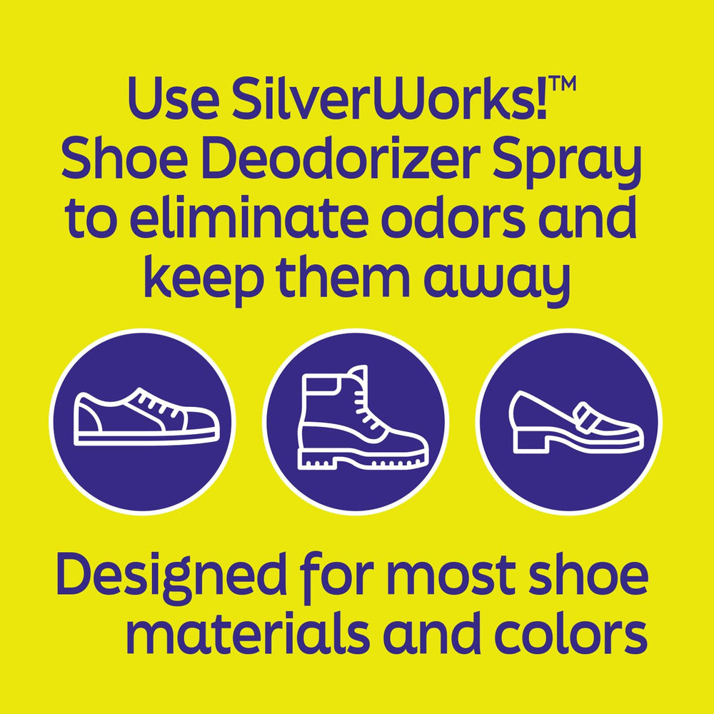 Persona aplicando SilverWorks! en zapatillas en ambiente doméstico cotidiano