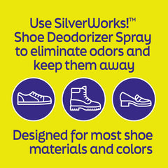 Persona aplicando SilverWorks! en zapatillas en ambiente doméstico cotidiano
