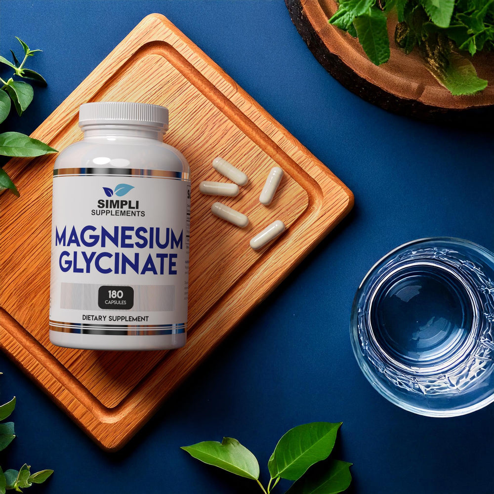 Simpli Supplements botella abierta con cápsulas vertidas que sugiere facilidad de toma