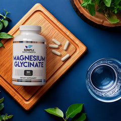 Simpli Supplements botella abierta con cápsulas vertidas que sugiere facilidad de toma