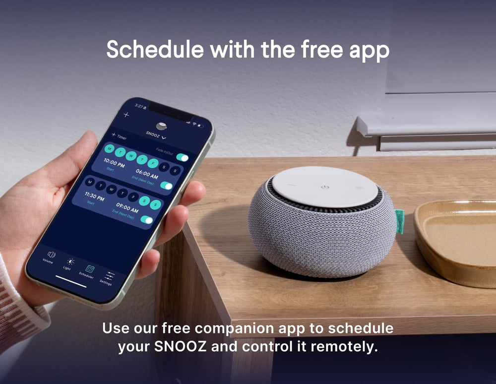 SNOOZ tamaño comparado con una mano para mostrar portabilidad en viajes
