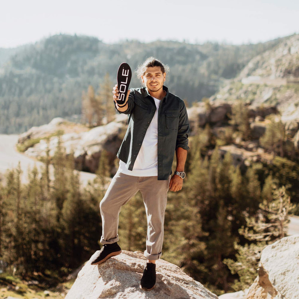 SOLE Active en escena lifestyle con botas y mochila, confort en actividades al aire libre