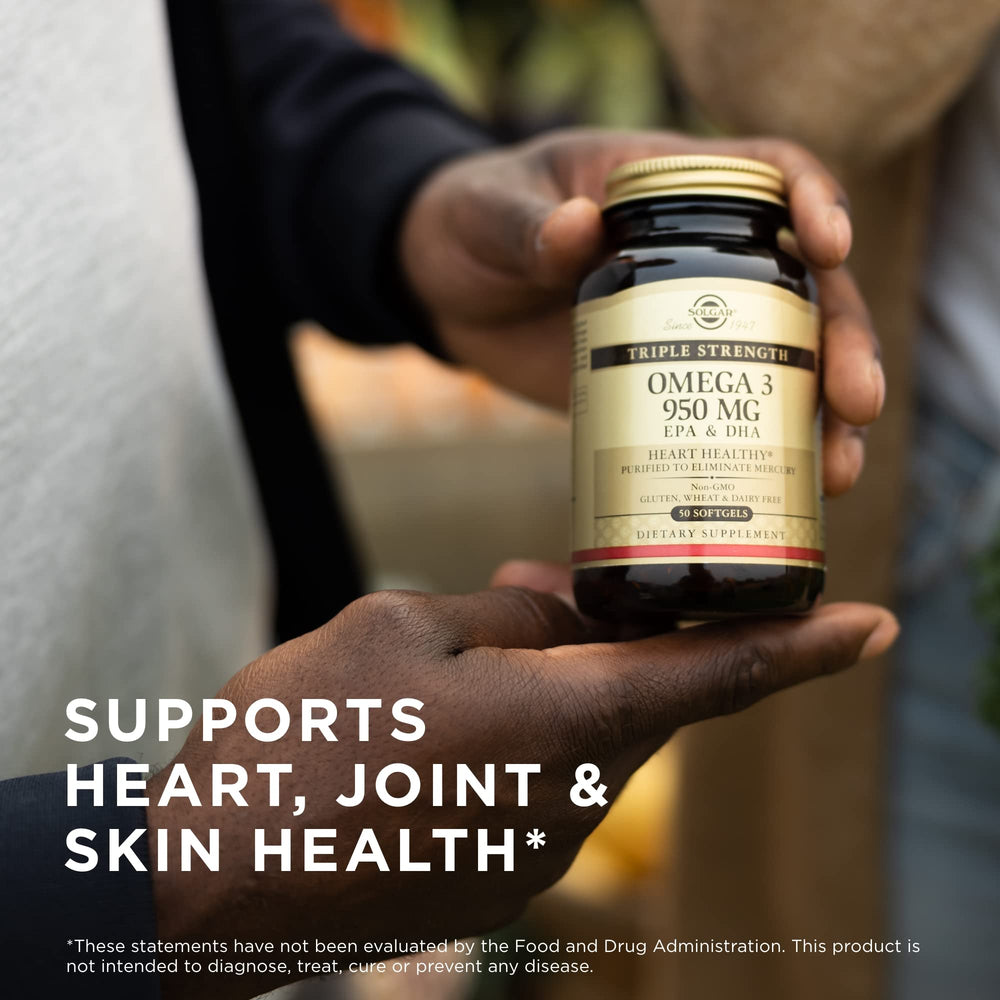 Solgar Omega-3 950 mg - botella con vaso de agua