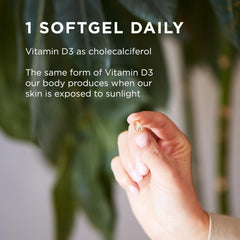Solgar softgels en mano para visualizar tamaño y facilidad de ingestión