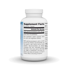 Source Naturals cápsula Serene Science GABA en mano para visualización de tamaño y dosificación