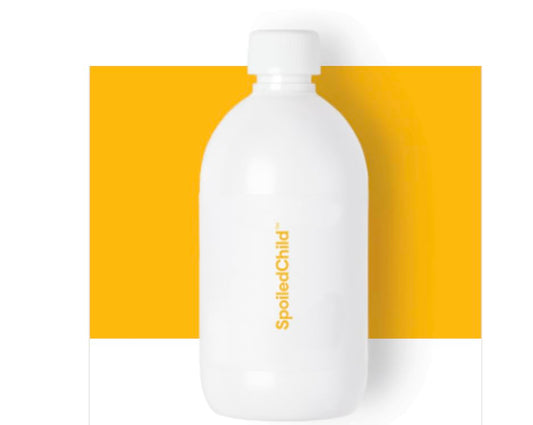 SpoiledChild botella frontal mostrando etiqueta y beneficio para piel