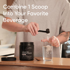 Cucharada con 5 g de Sports Research Creatine listos para añadir y dosificar