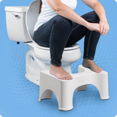 Primer plano mostrando limpieza fácil del Squatty Potty 9" con agua y jabón