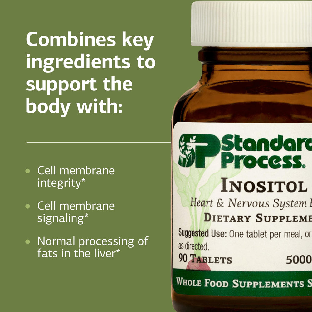 Standard Process Inositol tableta en mano con vaso de agua, muestra cómo tomar una tablet por comida para conveniencia