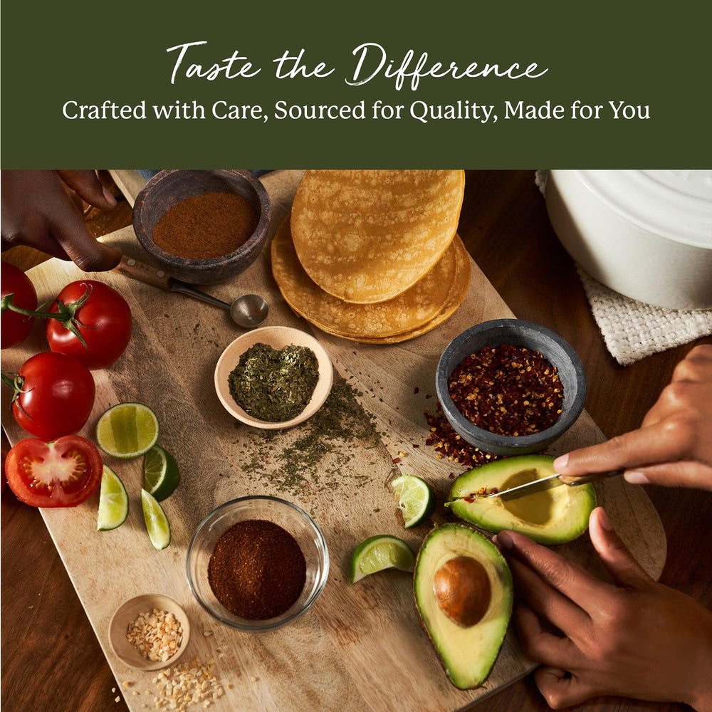 Starwest Botanicals orégano espolvoreado sobre pizza para mejorar sabor aromático