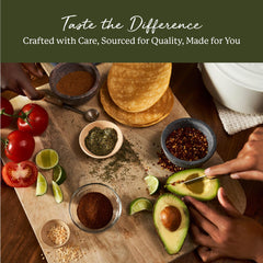 Starwest Botanicals orégano espolvoreado sobre pizza para mejorar sabor aromático