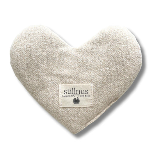 Almohada Stillnus para ojos pesados con corazón y lavanda, promueve relajación suave.