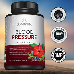 Sunergetic cápsula junto a un vaso de agua para uso diario conveniente