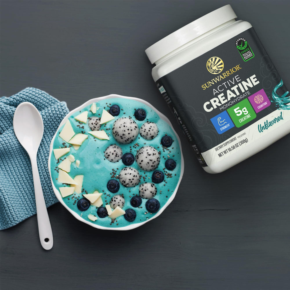 Sunwarrior mano sosteniendo envase para comparar tamaño real