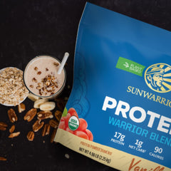 Persona activa sosteniendo un batido Sunwarrior tras entrenamiento, beneficio apoyo al rendimiento